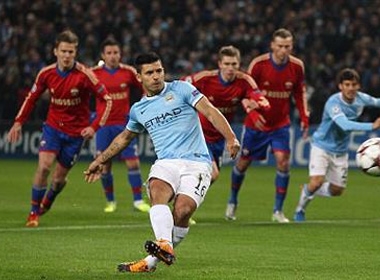 Sergio Aguero mở tỉ số từ chấm phạt đền