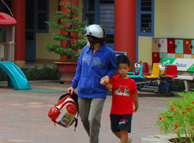 Chị Dương Thị Bé An (Thủ Đức, TP.HCM ) đến đón bé Đào Ngọc Minh là học sinh cuối cùng củaTrường Mầm non Ngô Thời Nhiệm, quận 9, TP.HCM (ảnh chụp 13h5 ngày 6/11)