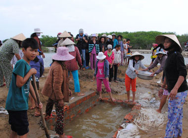 Cái lăng bằng bê tông rộng 8m, dài 12m, cao 3m, đã bị người dân thôn Thuận Hòa phá tan tành