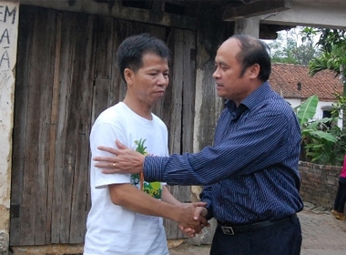 Phó Chủ tịch UBND tỉnh Bắc Giang (phải) thăm hỏi, động viện ông Chấn