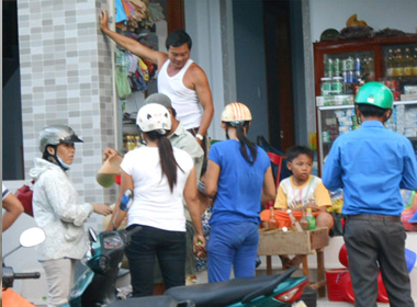  Người dân chen nhau mua xăng ở các tiệm tạp hóa trên đảo Lý Sơn
