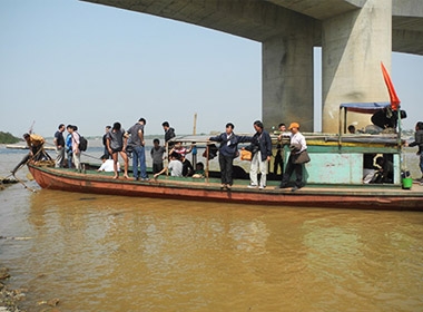 Tàu chở thợ lặn, người thân cập bến để tranh thủ nghỉ trưa ngày 25/10, đầu giờ chiều, họ tiếp tục cuộc tìm kiếm