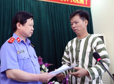 Đại diện Viện Kiểm sát Nhân dân Tối cao trao quyết định tạm hoãn thi hành án cho ông Nguyễn Thanh Chấn