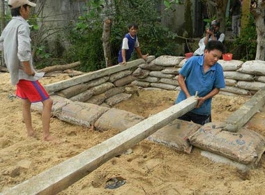 Người dân Quảng Nam đào hầm tránh bão
