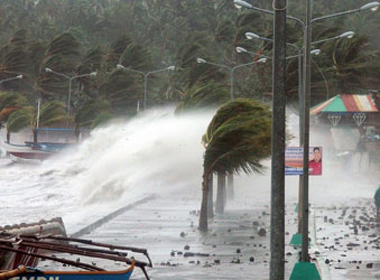 Bão gây sóng to gió lớn ở TP Legaspi thuộc tỉnh Albay (Philippines) ngày 8/11. Ảnh: GETTY IMAGES