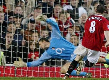 Wayne Rooney ghi bàn ấn định chiến thắng 2-0 cho M.U trong cuộc đại chiến với Arsenal tại Old Trafford ở mùa giải 2004/05