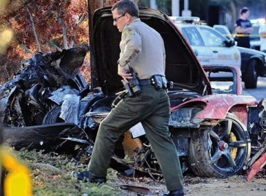  Chiếc xe chở Paul Walker và một người bạn bẹp dúm sau vụ tai nạn - Ảnh: New York Daily News