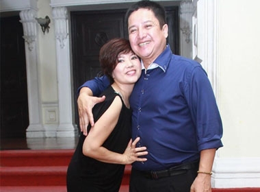Vợ chồng NSƯT Chí Trung - Ngọc Huyền tình cảm trước ống kính phóng viên