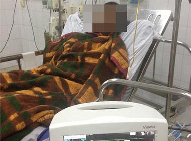 Một nạn nhân ngộ độc rượu ở Quảng Ninh đang được điều trị