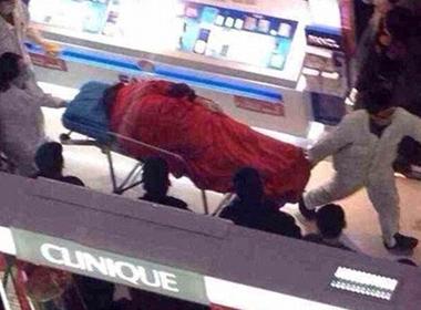 Thi thể người đàn ông được đưa đi.