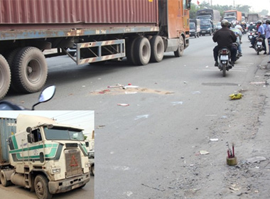 Hiện trường vụ tai nạn nghiêm trọng khiến nữ công nhân chết thảm và chiếc xe đầu kéo trong vụ việc (ảnh nhỏ).