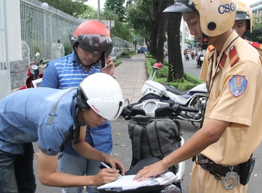 Cảnh sát giao thông xử phạt người điều khiển xe máy chạy lấn tuyến trên đường Võ Thị Sáu, Q.3, Tp. HCM