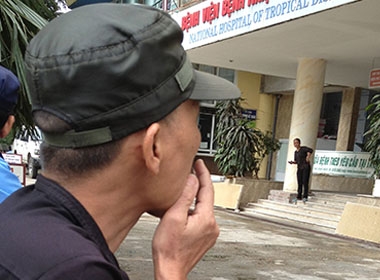 Một người đàn ông vô tư nhả khói ở BV Bệnh nhiệt đới Trung ương (Hà Nội)