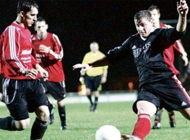 Cầu thủ xấu sốc Berat Sacipi (áo thẫm).