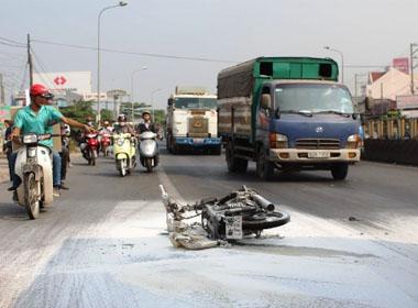 Hiện trường sau khi chiếc xe máy chở cồn bị cháy