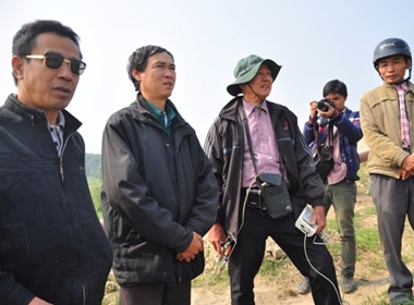 Gia đình đang theo chân tiến sĩ Bằng tìm kiếm hai bên bờ sông Hồng ngày 8/12(đoạn gần cầu Thanh Trì).