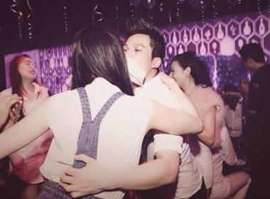 Khắc Tiệp hôn Thái Hà trong bữa tiệc sinh nhật của mình