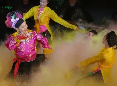 Nghệ sĩ ưu tú Xuân Hinh giả gái trong tiết mục biểu diễn 