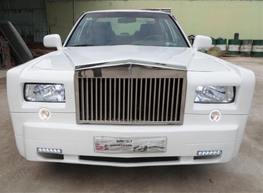 Chiếc Rolls-Royce Phantom nhái được làm lại từ chiếc Toyota Camry 1988, thuộc sở hữu của một người chơi xe ở Sài Gòn.