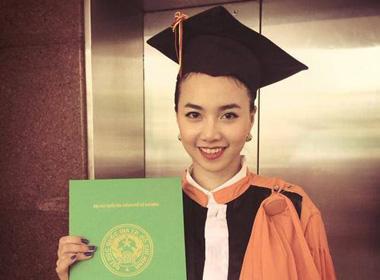 Đây là tấm bằng cử nhân thứ 2 của cô nàng đa di năng xinh đẹp