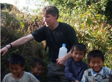 Ông Jamie Taggart chụp hình cùng các trẻ em Việt Nam. Ông được cho là mất tích từ ngày 30/11 khi đang thám hiểm thực vật ở ở vùng miền núi phía bắc Việt Nam.