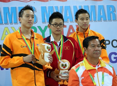 Với cặp kính, Quang Nhật giống cậu bé trung học nhút nhát hơn là một nhà vô địch SEA Games