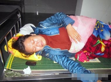 Sản phụ Hồ Thị Loan đau đớn trước sự việc mất đi đứa con đầu lòng khi vừa mới sinh ra.