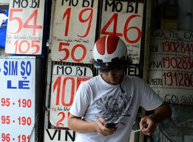 Người tiêu dùng nạp tiền trả trước cho dịch vụ 3G tại một cửa hàng trên đường Phạm Ngũ Lão, Q.Gò Vấp, TP.HCM