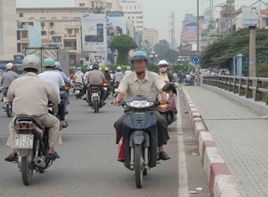 Một người chạy xe máy vào đường ngược chiều không phải vì theo gương xấu của vị quan xấu nào đó, mà vì muốn 