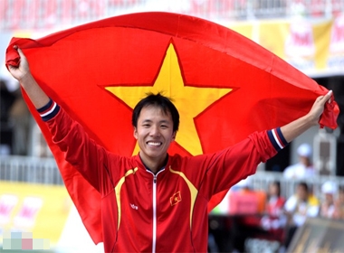 Nguyễn Văn Hùng ăn mừng tấm HCV. Anh đã đổi màu huy chương khi ở SEA Games 26, Hùng giành HCB 3 bước nhảy xa nam - Ảnh: Hoàng Hà.