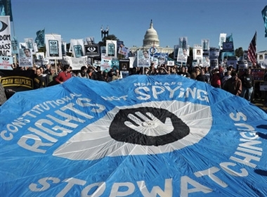 Người biểu tình tại Washington ngày 26/10 với các biểu ngữ phản đối chương trình do thám bí mật của NSA