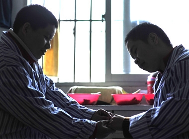 Hai cô dâu Trịnh Thị Hoa (trái) và Tô Thị Hà đang chăm sóc lẫn nhau tại Bệnh viện Điều dưỡng bệnh nhân thần kinh ở Phúc Châu, Phúc Kiến (Trung Quốc)