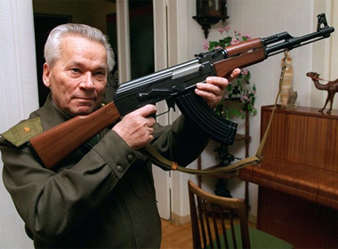 Mikhail Kalashnikov và khẩu súng AK huyền thoại