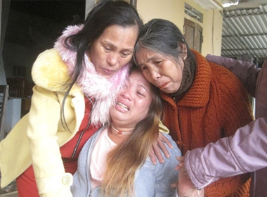 Chị Trần Thị Hoa (ở giữa) khóc nghẹn trong vòng tay của mẹ và người thân.