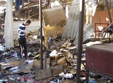 Khu chợ ngoài trời tại Athorien tan hoang sau vụ đánh bom. Ảnh: Reuters