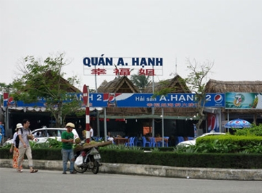 Các bảng hiệu bằng chữ Trung Quốc ở nhà hàng, quán ăn trên tuyến đường du lịch ven biển Đà Nẵng