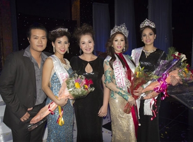 Phan Minh Chánh (bìa trái) và những thí sinh đoạt giải cuộc thi Hoa hậu phu nhân người Việt thế giới 2012