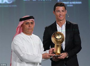 Ronaldo được trao giải Cầu thủ hay nhất năm 2013.