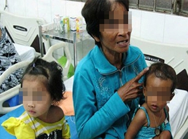Bà S. cùng hai cháu Đ. và M. tại bệnh viện Nhi Đồng TP. Cần Thơ.