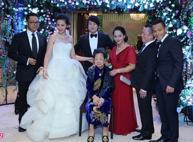 Huấn luyện viên The Voice Kids vừa bất ngờ làm đám cưới với bạn gái Huệ Vân, anh chỉ thông báo tới người hâm mộ vào phút chót trước khi hôn lễ diễn ra. 