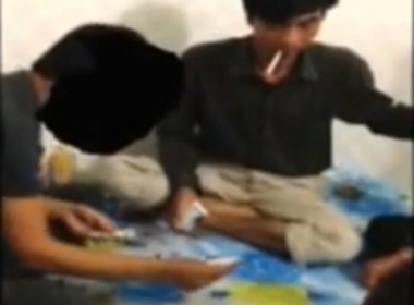 Hình ảnh ông Linh đang ngồi đánh bạc được cắt từ clip