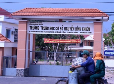 Trường THCS Nguyễn Bình Khiêm, nơi có các học sinh bị nạn. Ảnh chụp ngày 30-12