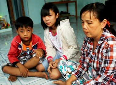 Vợ và hai con nhỏ của thuyền trưởng Nguyễn Văn Sơn mong ngóng tin tức của chồng, cha 