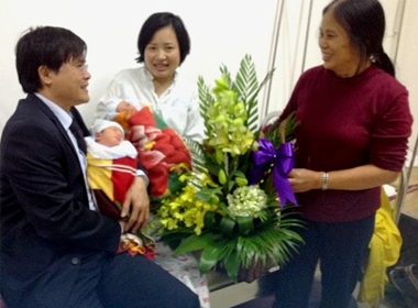 Chị Kim Dung hạnh phúc bên hai đứa con nhỏ. (Ảnh: Vnexpress)