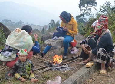 Sáng sớm 30/12, vùng núi Lào Cai có sương mù rải rác, trời lạnh buốt khiến người dân phải đốt lửa chống rét.