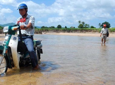 Giáo viên ở các huyện vùng sâu vùng xa hai tỉnh Gia Lai, Kon Tum phải dạy học trong điều kiện khó khăn nhưng chế độ hỗ trợ vẫn còn thấp.