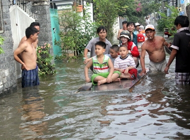 Triều cường làm bể bờ bao gây ngập tại KP.8, P.Hiệp Bình Chánh, Q.Thủ Đức ngày 5/12