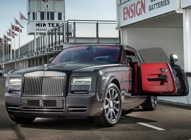 Rolls-Royce Phantom Coupe lấy cảm hứng từ những kiệt tác của dòng xe đua đã từng được xuất xưởng khỏi nhà máy Goodwood. 