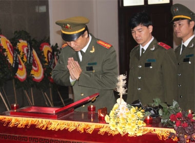 Nghệ sĩ Nguyễn Hải - Trung tá, Phó trưởng Đoàn kịch nói Công an Nhân dân bên linh cữu người đồng đội