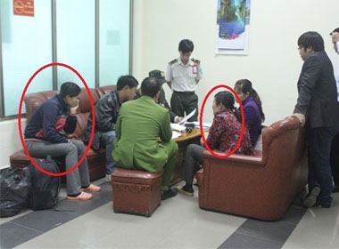 Hai người phụ nữ (vòng tròn đỏ) bị an ninh sân bay Vinh tạm giữ, lập biên bản.